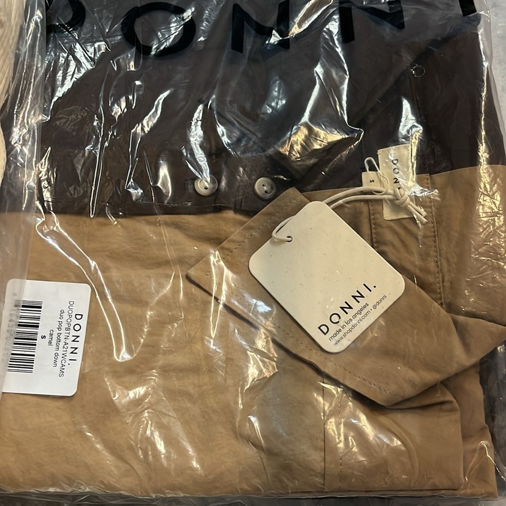 DONNI Duo Pop Button Down Camel/Chocolate - Picture 6 of 6